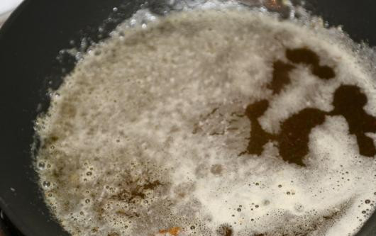 1. Этап. Судак под польским соусом: 3. На сковороде растопить сливочное масло. Для пикантности можно в рецепт приготовления судака под польским соусом добавить немного оливкового масла.