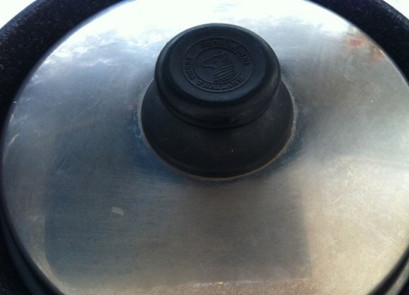 1. Этап. Яйцо в авокадо с беконом: 3. Потом закройте сковороду крышкой. Жарьте яичницу пару минут до готовности.