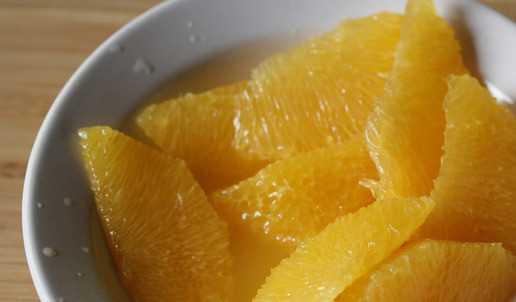 1. Этап. Капустный салат с апельсином: Апельсин очистить и над тарелкой разделать на 