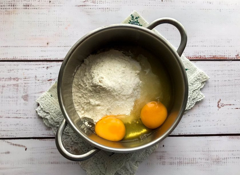 1. Этап. Шоколадный рулет с заварным кремом: Для приготовления крема соедините яйца, муку, сахар и хорошо перемешайте.