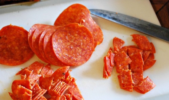 1. Этап. Пирожки на кефире жареные: Колбасу нарезаем мелкими квадратиками.