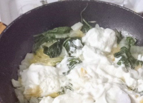 1. Этап. Яйца в шпинатовом креме с семенами: Добавить сливки и пармезан. Сделать в шпинатной смеси 2 отверстия. В каждое отверстие влить яйцо. Уменьшить огонь, накрыть крышкой и готовить 2,5 минуты. Затем убрать с огня и через 30-60 секунд снять крышку. Яйца должны получиться твёрдыми, но нежными.