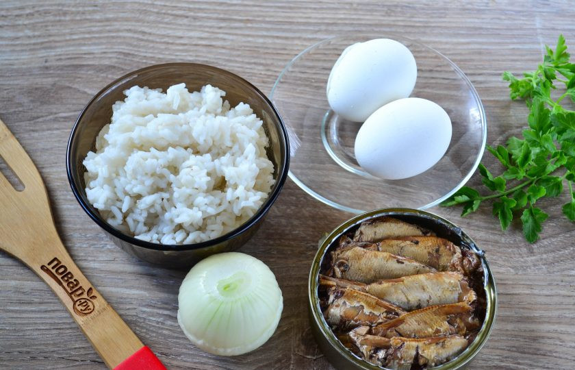 1. Этап. Салат с рисом и шпротами: Подготовьте все необходимые ингредиенты. Рис отварите в подсоленной воде до готовности.