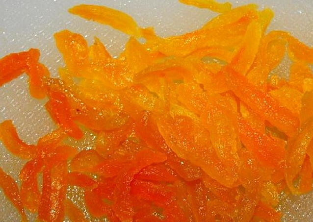 1. Этап. Плов с курагой и изюмом: Курагу залить горячей водой. Когда разбухнет - слить, отжать и нарезать тонкой соломкой.