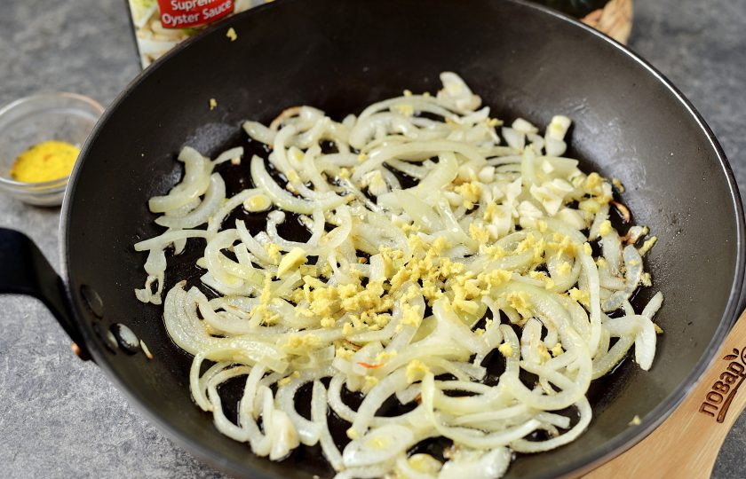 1. Этап. Мидии в устричном соусе: Разогрейте в сковороде растительное масло, выложите в него нарезанный полукольцами лук, обжарьте несколько минут до мягкости. Затем добавьте в сковороду очищенный от кожуры натертый корень имбиря и чеснок, обжарьте еще минуту.