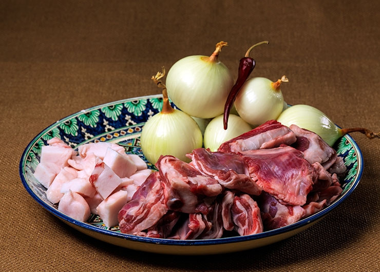 1. Этап. Бараньи ребрышки в казане: 1. Рецепт приготовления бараньих ребрышек в казане особенный именно тем, что готовятся они при правильной температуре и в правильной посуде. Если казана под рукой нет, а все необходимые ингредиенты в наличии, то приготовить их можно и на сковороде, естественно.