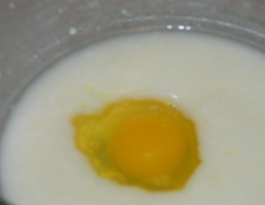 1. Этап. Оладьи рецепт классический на молоке: 2. Берем два стакана молока и добавляем в него уксус. Оставляем на 10 минут, после чего молоко прокиснет. Теперь можно вбивать яйцо, взбивать и добавлять все остальные ингредиенты.