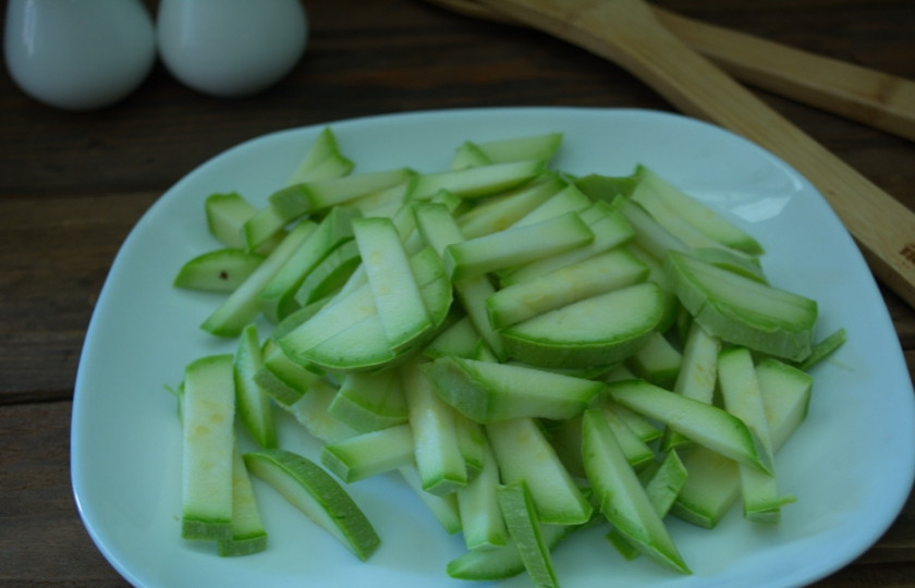 1. Этап. Рагу из кабачков и капусты: Кабачки нарезать произвольно.