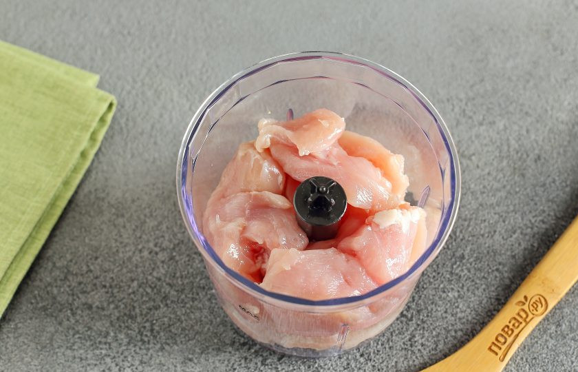 1. Этап. Котлеты с авокадо: Для фарша подойдет филе индейки или куриная грудка. Я измельчаю мясо при помощи блендера, но можно заменить его на мясорубку.