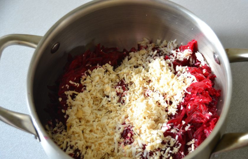 1. Этап. Свекла с хреном и чесноком: Натрите на терке корень хрена или прокрутите через мясорубку.