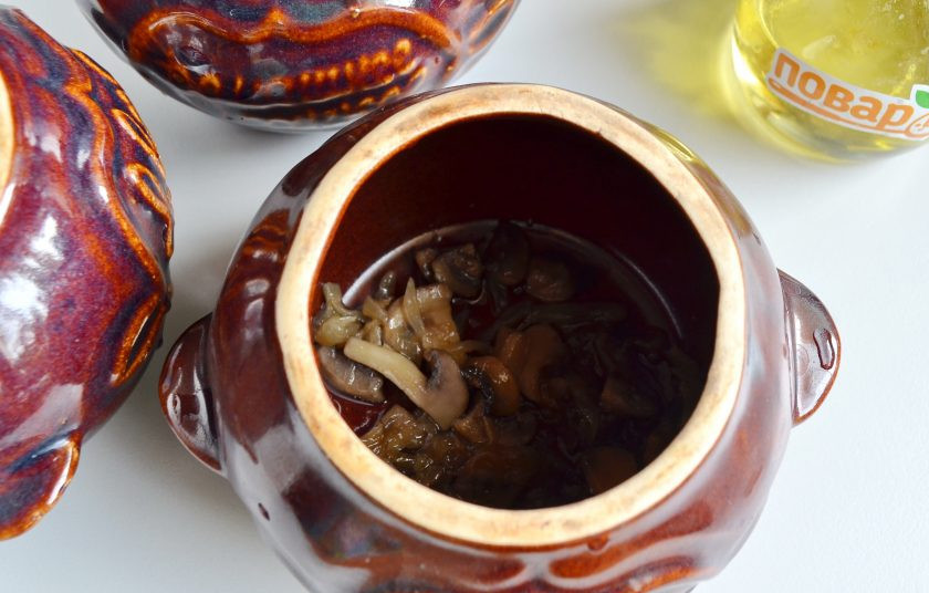 1. Этап. Вареники, запеченные в горшочках: 7. На дно каждого горшочка положите по столовой ложке грибной зажарки, чтобы вареники не прилипли ко дну.