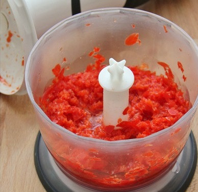 1. Этап. Конфитюр из перца: 3. Отправить все в блендер и измельчить. При желании можно оставить средние кусочки, чтобы они ощущались или довести до однородной консистенции.