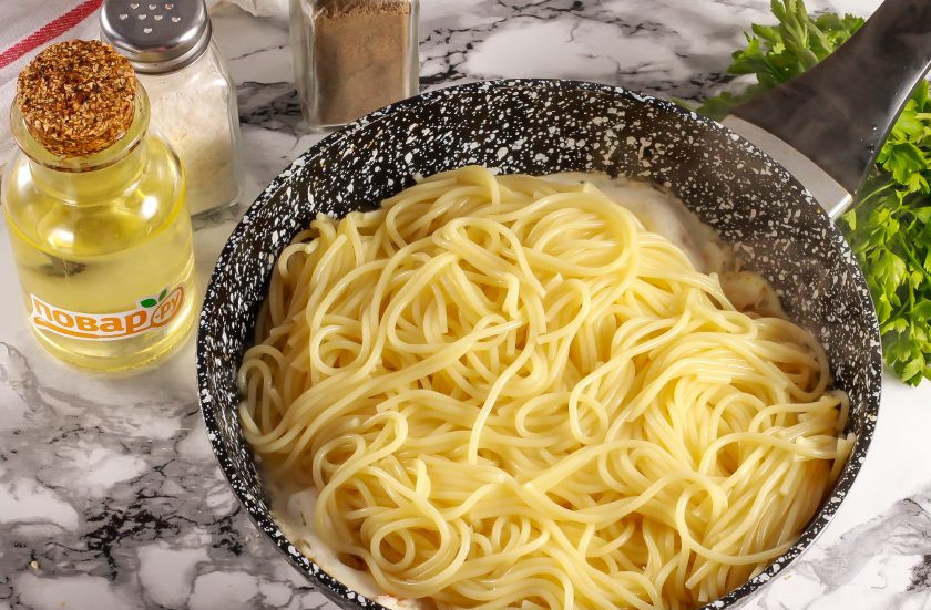 1. Этап. Паста с креветками в сметанном соусе: Выложите спагетти и перемешайте. Прогрейте примерно 2-3 минуты и выключите нагрев. Так как сейчас магазинная сметана может расслоиться, поэтому отдельно ее в соусе прогревать не нужно — сразу добавляйте пасту.