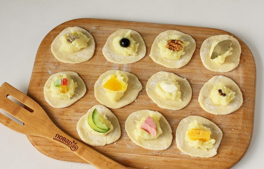 1. Этап. Вареники с сюрпризом: Затем каждый кусочек теста раскатайте в форме круга и выложите по центру начинку. А теперь самое интересное. Положите на начинку (немного пряча во внутрь) всякие 