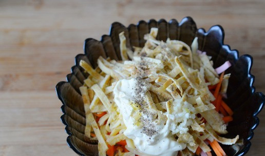 1. Этап. Салат Шустрый Петя: Добавляем в салат майонез, выдавливаем чеснок, молотый перец. В соли тут нет необходимости. Перемешиваем салат.