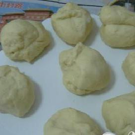 1. Этап. Утренние булочки: Поделите тесто на 10 равных частей.