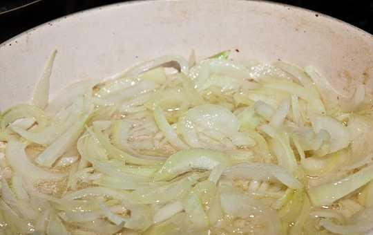 1. Этап. Картофель отварной с грибами: 4. На отдельной сковороде в небольшом количестве растительного масла обжарьте нарезанный тонкими полукольцами лук.