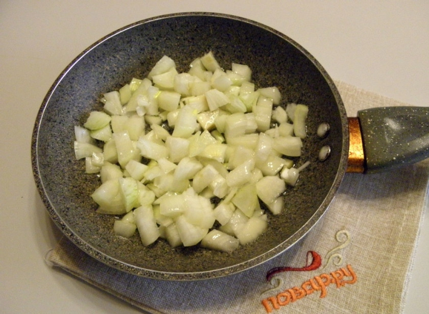 1. Этап. Зразы из фарша в духовке: Пожарьте порезанный кубиками лук на растительном масле. Посолите по вкусу.