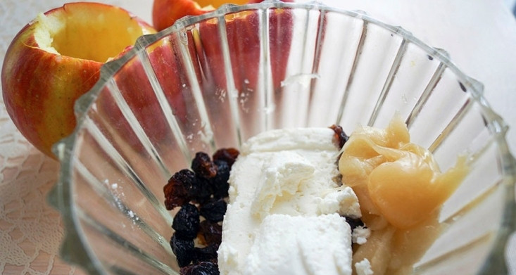 1. Этап. Печеные яблоки с творогом: 3. Для приготовления начинки соедините творог с медом (можно, конечно, использовать в рецепте приготовления печеных яблок с творогом и сахар). Добавьте изюм (предварительно запарив его минут на 5-7, а после просушив).