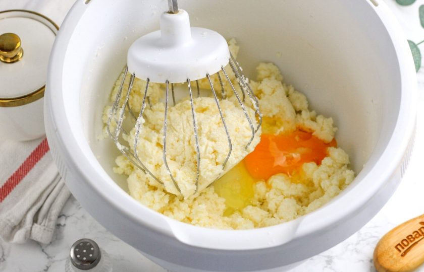 1. Этап. Шоколадно-ванильное печенье: Затем вбейте в чашу куриное яйцо и взбейте все еще 2-3 минуты.