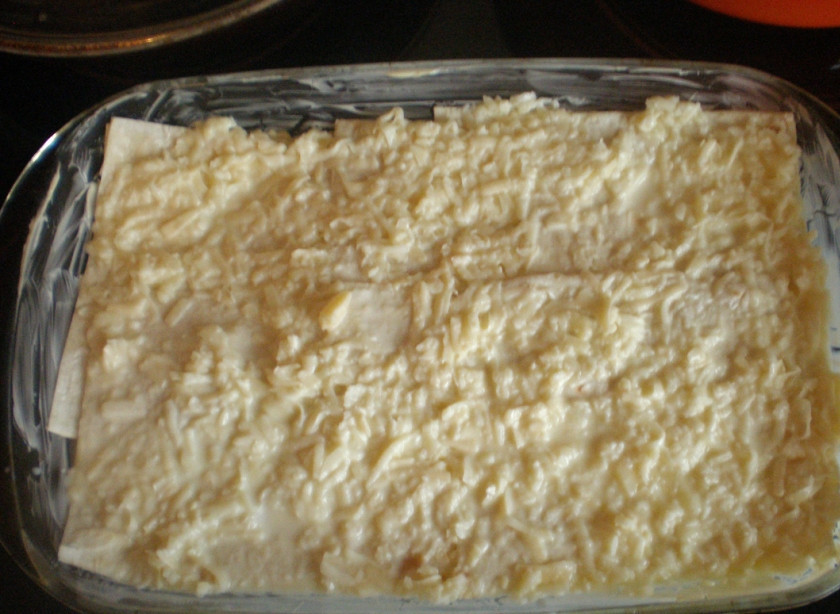 1. Этап. Ачма ленивая из лаваша: 6. Форму смажьте маслом. Можно застелить дно и стенки бумагой для выпечки. На дно формы выложите лист лаваша. В моём городе в продаже нашелся вот такой круглый лаваш. Если ваш прямоугольный — не беда. Ачму можно выпечь в стеклянной прямоугольной форме, застелив ее пергаментом, или в силиконовой форме (тогда смазывать форму не надо). Прямоугольные листы можно нарезать на нужного размера и формы кусочки.