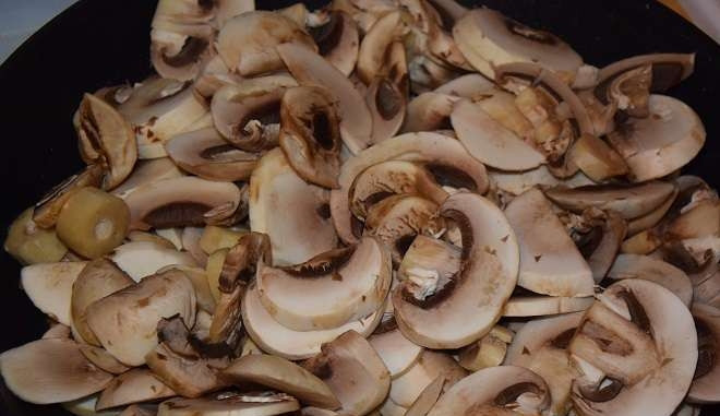 1. Этап. Жульен грибной со сметаной: Затем добавьте к луку грибы. На среднем огне выпарите влагу, а потом готовьте до золотистого цвета.