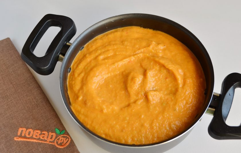 1. Этап. Кабачковая икра в духовке на зиму: 5. Сложите все содержимое противня в кастрюлю, погружным блендером пюрируйте овощную массу до однородного состояния.