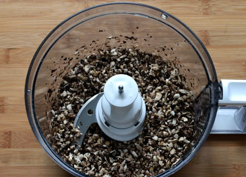 1. Этап. Тефтели индюшиные с грибами: Грибы измельчите в кухонном комбайне в крупную крошку. Так же измельчите лук. Обжарьте грибы с луком на ложке масла до мягкости. Остудите.