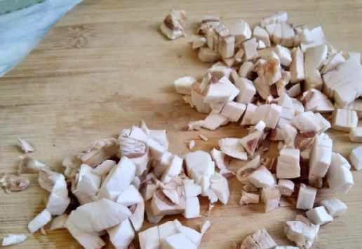 1. Этап. Фрикадельки в грибном соусе: Грибы нарезать мелким кубиком.