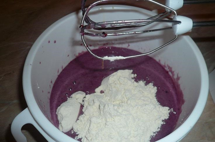 1. Этап. Шарлотка с вареньем в мультиварке: Теперь добавим половину муки.