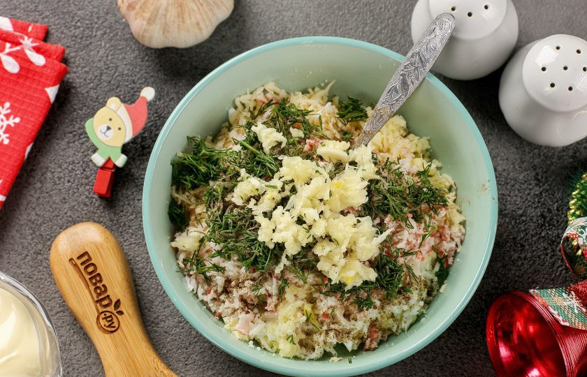 1. Этап. Фаршированные яйца Новогодние драконы: Добавьте измельчённый укроп, давленый чеснок, соль и перец по вкусу.