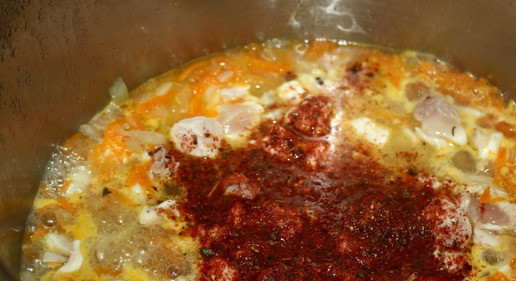 1. Этап. Солянка. Курица. Бульон. Капуста: Дождался пока забулькало (вот тут я нагрев снизил, чтобы бурление убрать), и по чайной, но с горкой, ложке добавил паприки и ореховой приправы. Присолил. Мне хватило чуть меньше половины чайной ложки.