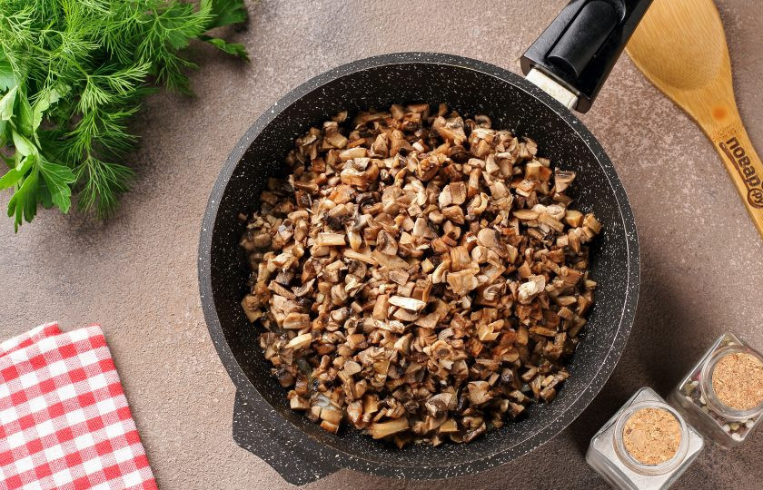 1. Этап. Картофельные пирожки с грибами: Обжарьте до мягкости и добавьте нарезанные мелко грибы.