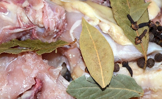 1. Этап. Рецепт домашней тушенки: 3. Добавьте лавровый лист и душистый перец.