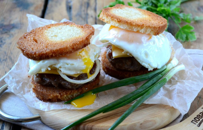 1. Этап. Чизбургер с гренками и яйцом: Сверху накройте еще одним ломтиком хлеба. Слегка придавите. Посмотрите только, как аппетитно получилось! Кушайте с удовольствием!