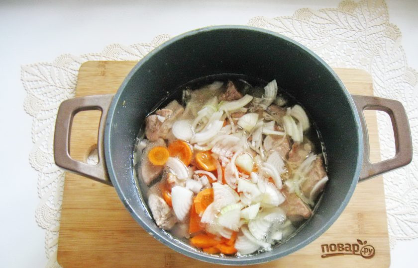 1. Этап. Свинина с фасолью в томатном соусе: Налейте 250-300 мл. воды. Накройте кастрюлю крышкой и тушите свинину до готовности.