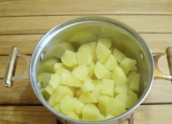 1. Этап. Картошка с морковью и луком: 6. С готового картофеля сливаем полностью воду. Благодаря закладке в кипящую воду, он сохранил форму и не разварился.