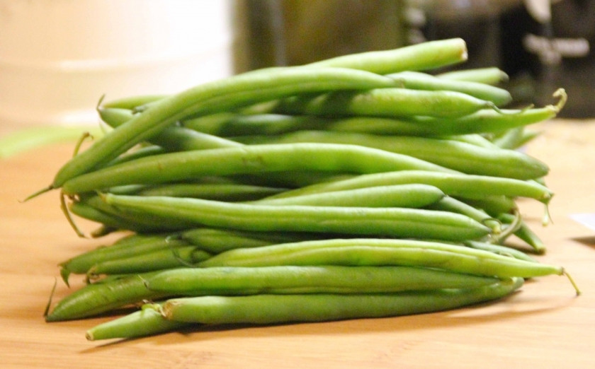 1. Этап. Запеченная стручковая фасоль: Приготовьте стручковую фасоль. Помойте её и просушите на полотенце.
