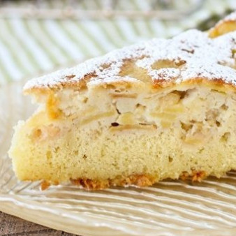 Воздушная шарлотка с яблоками