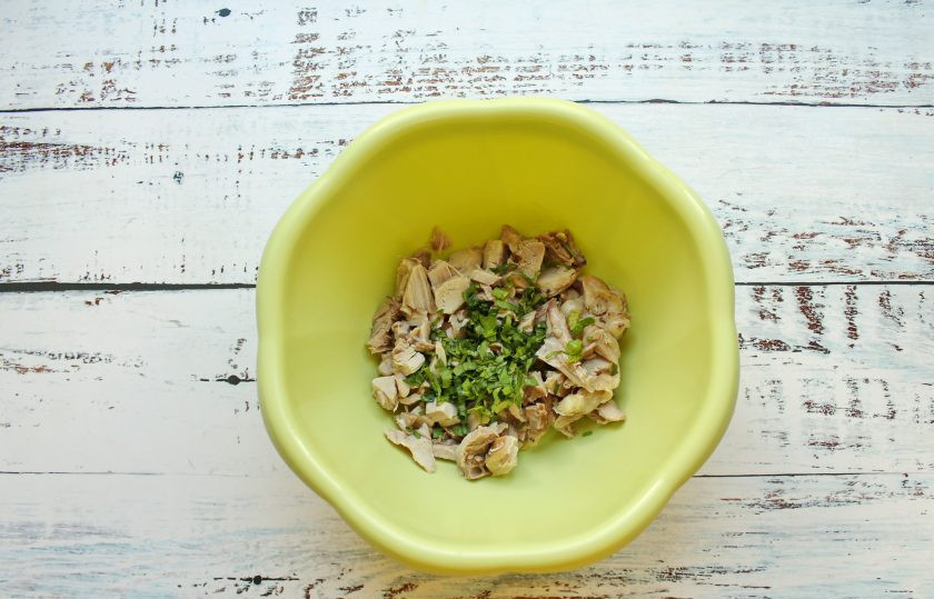 1. Этап. Салат Настроение: У отварной курицы удалите кожу и кости и порежьте кубиком, выложите в миску. Добавьте к курице мелко нарезанную зелень.
