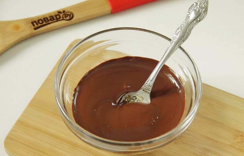 1. Этап. Шоколадно-ореховые кексы: Шоколад поломайте на кусочки, переложите в миску и растопите в микроволновке или на водяной бане. Оставьте остывать.