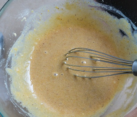 1. Этап. Омлет из яичного порошка: Теперь разбавляем эту смесь примерно 3/4 стакана горячей воды. Хорошенько перемешиваем, чтобы не осталось комков.