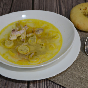 Куриный суп с чесночными галушками