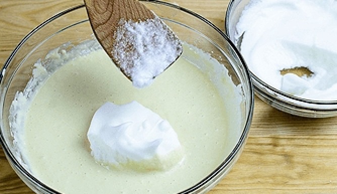 1. Этап. Вафли гофре: Осторожно лопаткой вмешайте их в тесто.