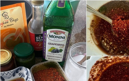 1. Этап. Куриные булдыжки в духовке: Сначала, как водится – мариновать! Про состав и плипорции. Ножек получилось шесть штук. Плюс-минус килограмм. Ножки очень крупные, мясистые. Соевый соус – две столовые ложки. Масло растительное, лучше хорошее взять, вкусное. У меня в закромах нашлась бутылка – из виноградных косточек. Санкционный нынче товар. Но море есть море, через него даже такое масло просачивается. Чеснок – пару зубчиков, лучше свежего. Приправа для курицы. Абхазская смесь. Пару чайных ложек. Аджика. Опять же – мы в Северном Причерноморье живем, тут она замечательная. Домашняя. Не острая такая, чтобы «вырви глаз», но, конечно, и не пресная. Зато ароматная, духовитая такая. И, действительно – очень вкусная. По половинке чайной ложки зелёной и красной. Красная – поострее, а у зелёной больше фруктовый вкус преобладает. Мёд. Каштаново – акационный. Первый сбор, то есть. С акации и каштана. Две столовые ложки я положил. И домашней сладкой паприки. Дробленой. Две столовые ложки. Соль – полторы чайные ложки. И очень хорошо, тщательно перемешал.