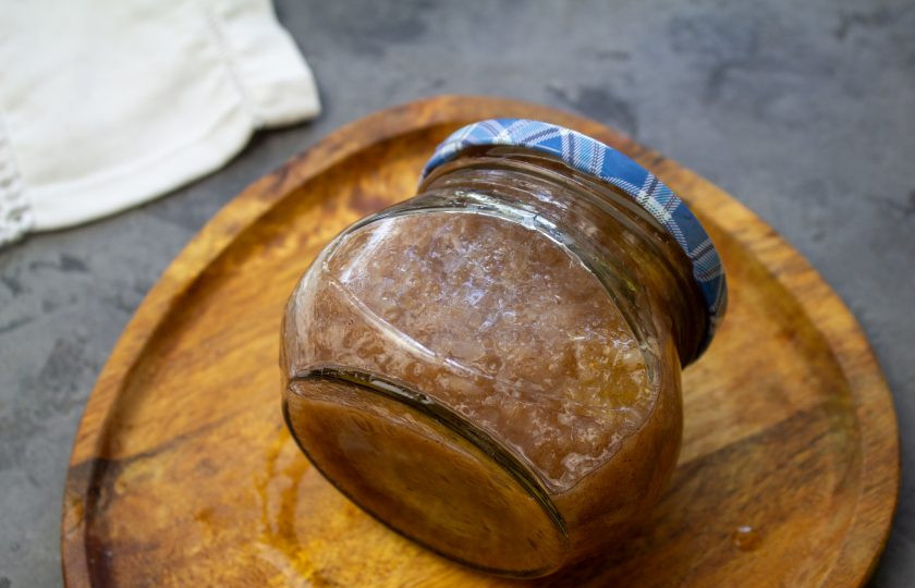 1. Этап. Пряное грушевое пюре: Простерилизованные баночки наполните горячим грушевым пюре и сразу закатайте.