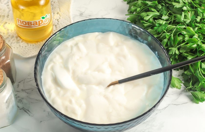 1. Этап. Йогурт домашнего приготовления: Накройте салфеткой или хлопчатобумажным полотенцем и оставьте при комнатной температуре на 6-8 часов. В течение этого времени масса загустеет и у вас получится домашний йогурт. Далее поместите его в холодильник.