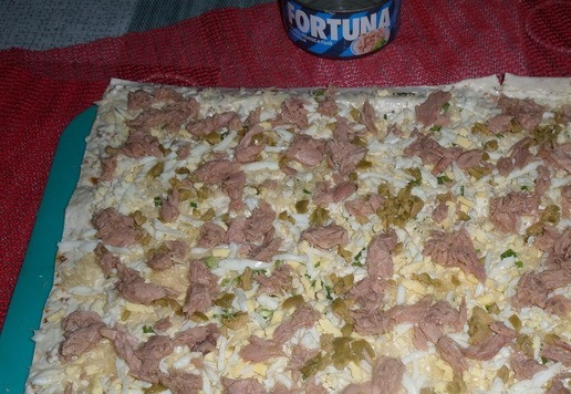 1. Этап. Рулет из лаваша Новогодний: Открываем баночку тунца и сливаем жидкость. Рыбу немного разминаем вилкой и выкладываем на лаваш.