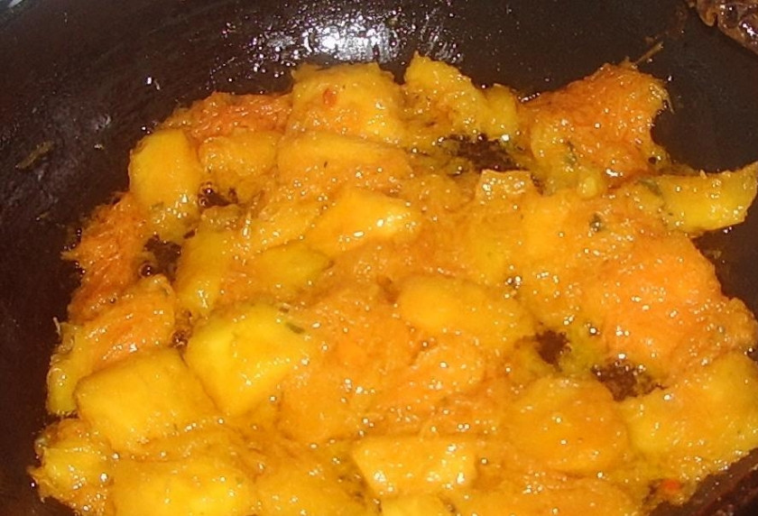 1. Этап. Тыква на сковороде: Обжариваем в сливочном масле до мягкости.