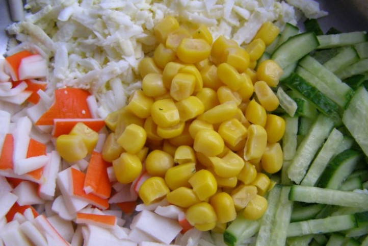 1. Этап. Салат из кукурузы и яиц: Соединяем в салатнице все ингредиенты, добавляем консервированную кукурузу (воду необходимо слить).